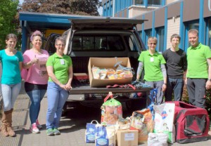 „Leinenlose“ unterstützen die Futterhilfe Hameln: Übergabe der gesammelten Spenden.